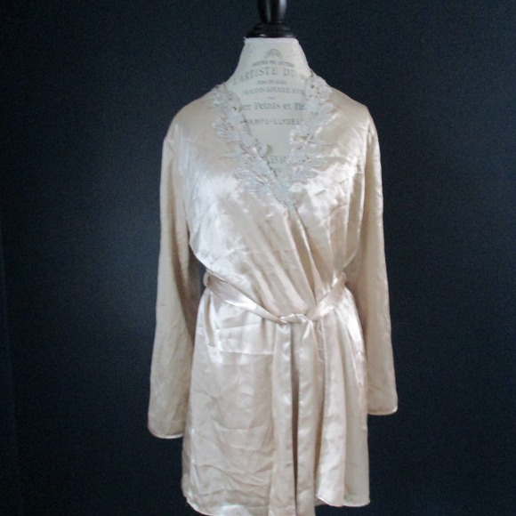 Flora Nikrooz Other - Vintage Flora Nikrooz Champagne Satin Lace Robe Size Small Medium